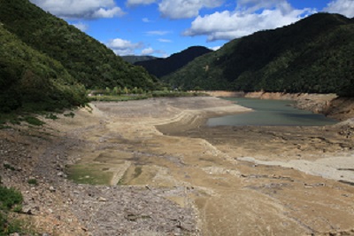 水位を下げた桂湖全景.jpg