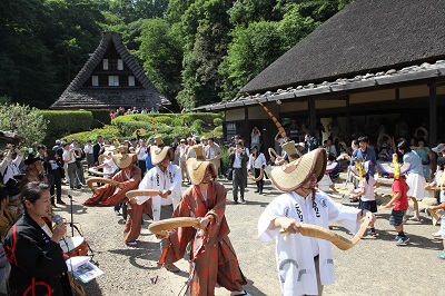 大勢の人が輪になったこきりこ総踊り.jpg