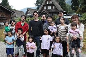 相倉の若手住民たちと８人の子ども.jpg